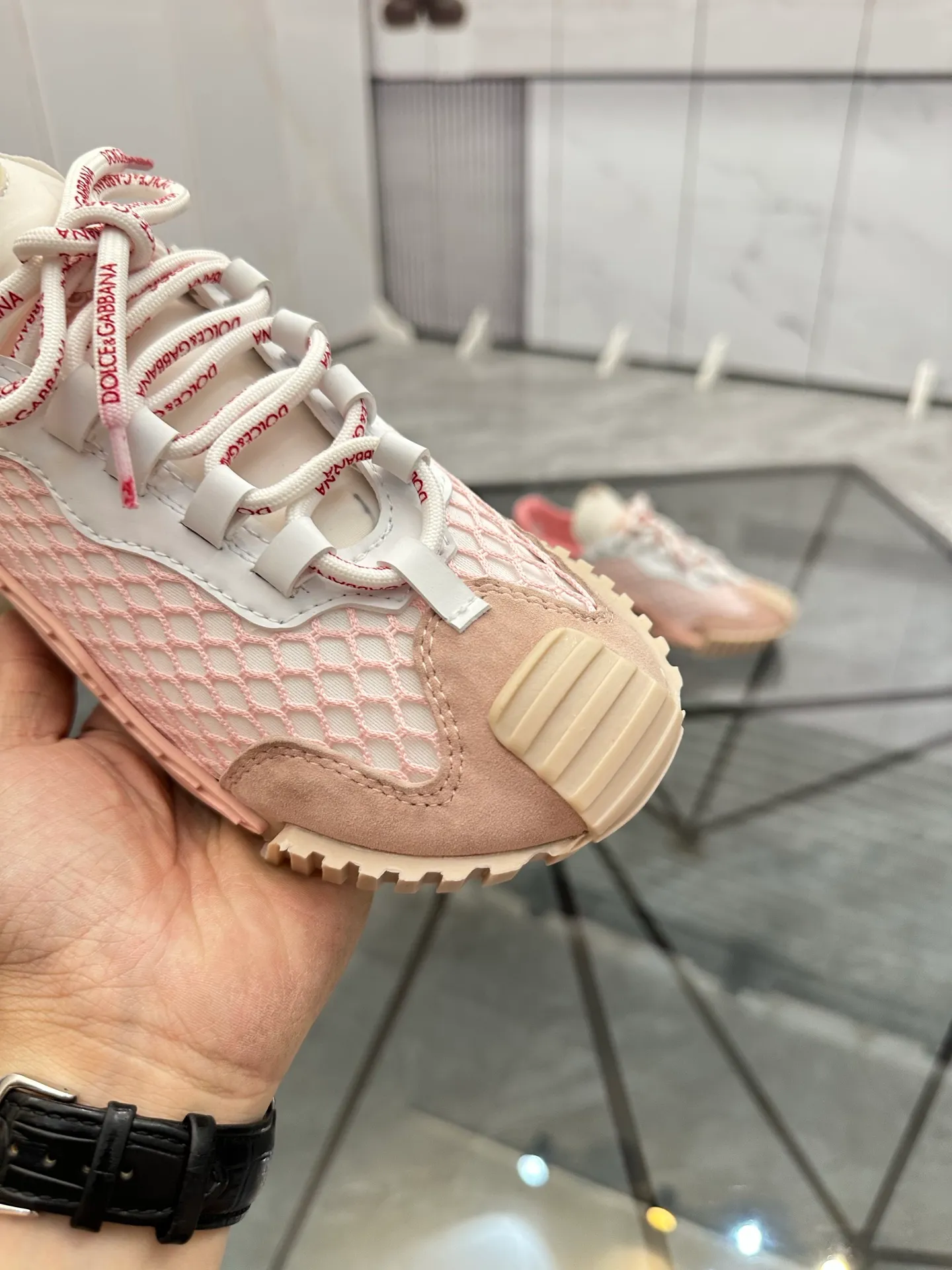 Men's shoes: 💰P440¥ Product trademark: DG "Dolce & Gabbana*" low-top sports shoes Regular size: 35-44 (can be customized to 45.46.) Couple style Product materials: Upper imported cowhide stitching original material, breathable lining, original outsole. Number: 803